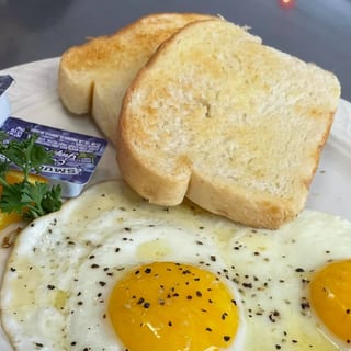 2 Eggs, Toast , Crispy Hashbrowns, W/ Bacon